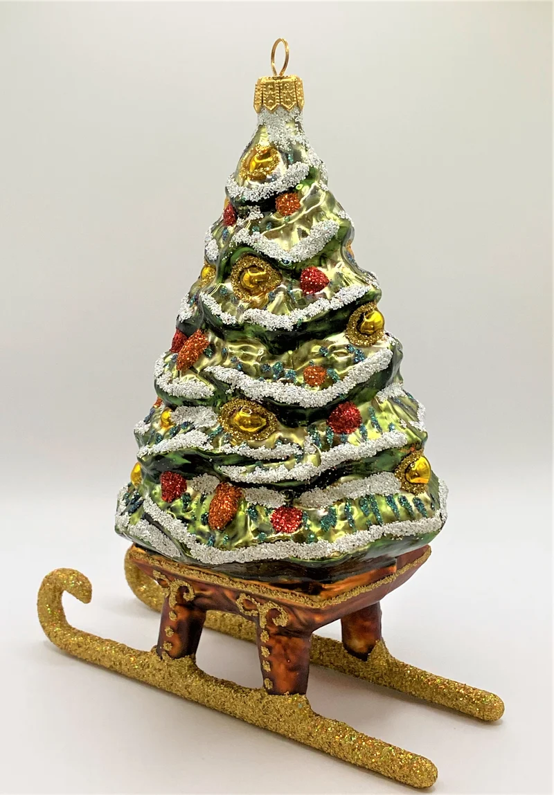 Christbaum auf Schlitten verschneit
