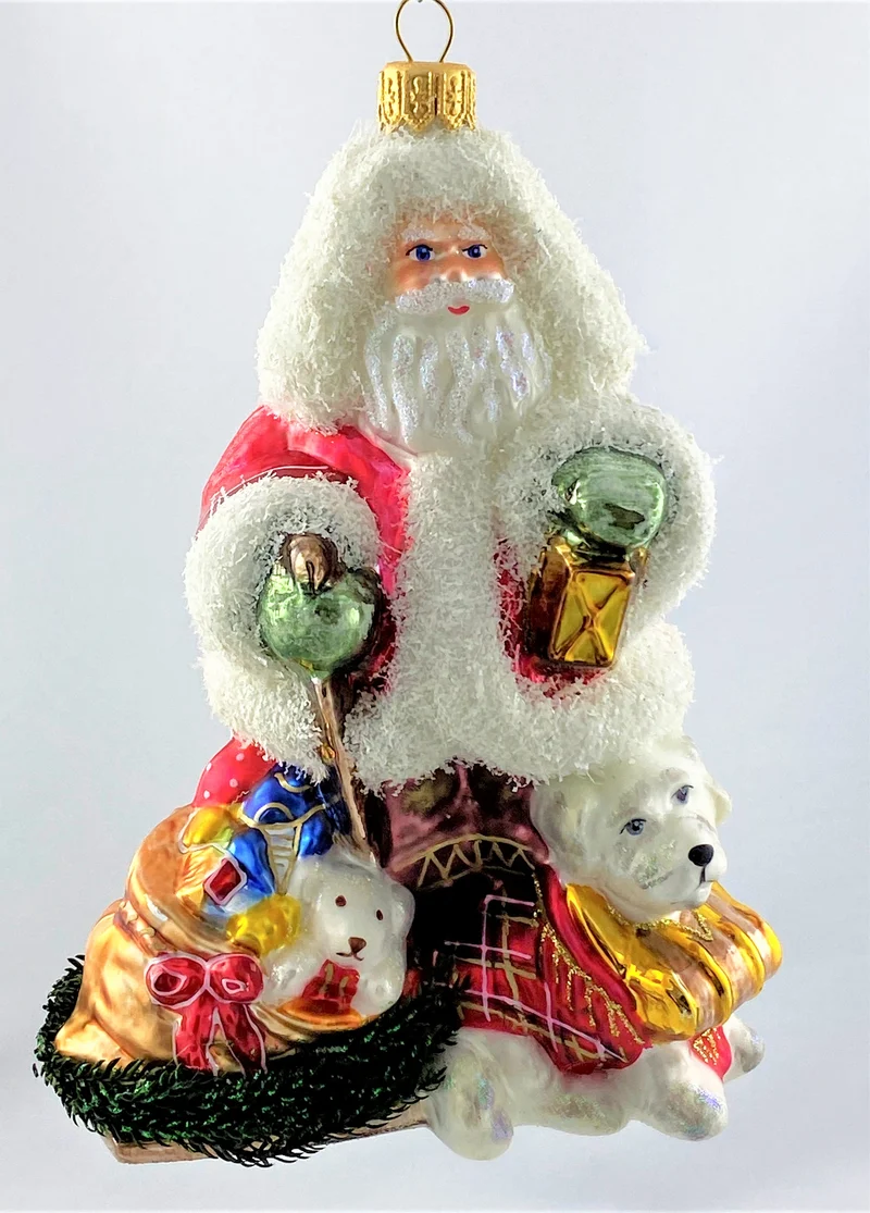 Santa ist mit dem Hund im Schneegestöber unterwegs