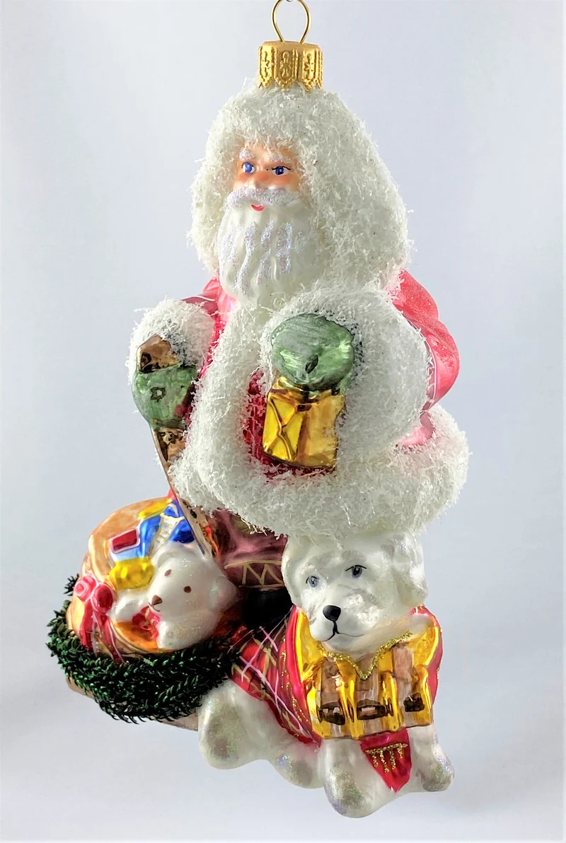 Santa ist mit dem Hund im Schneegestöber unterwegs