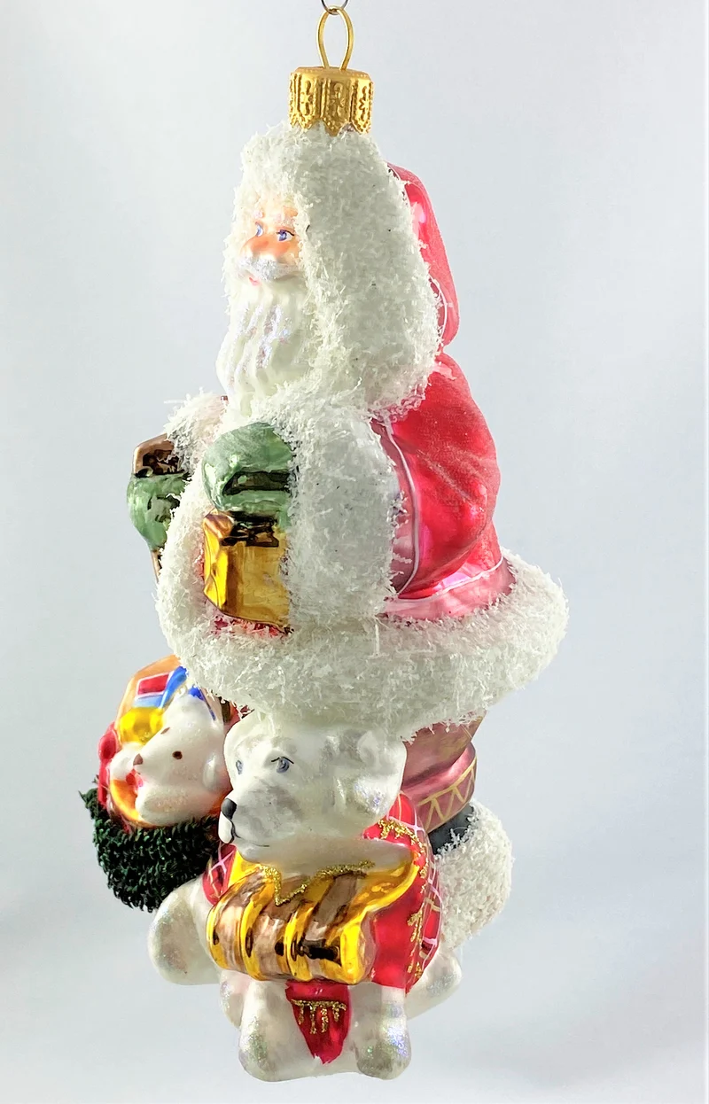 Santa ist mit dem Hund im Schneegestöber unterwegs