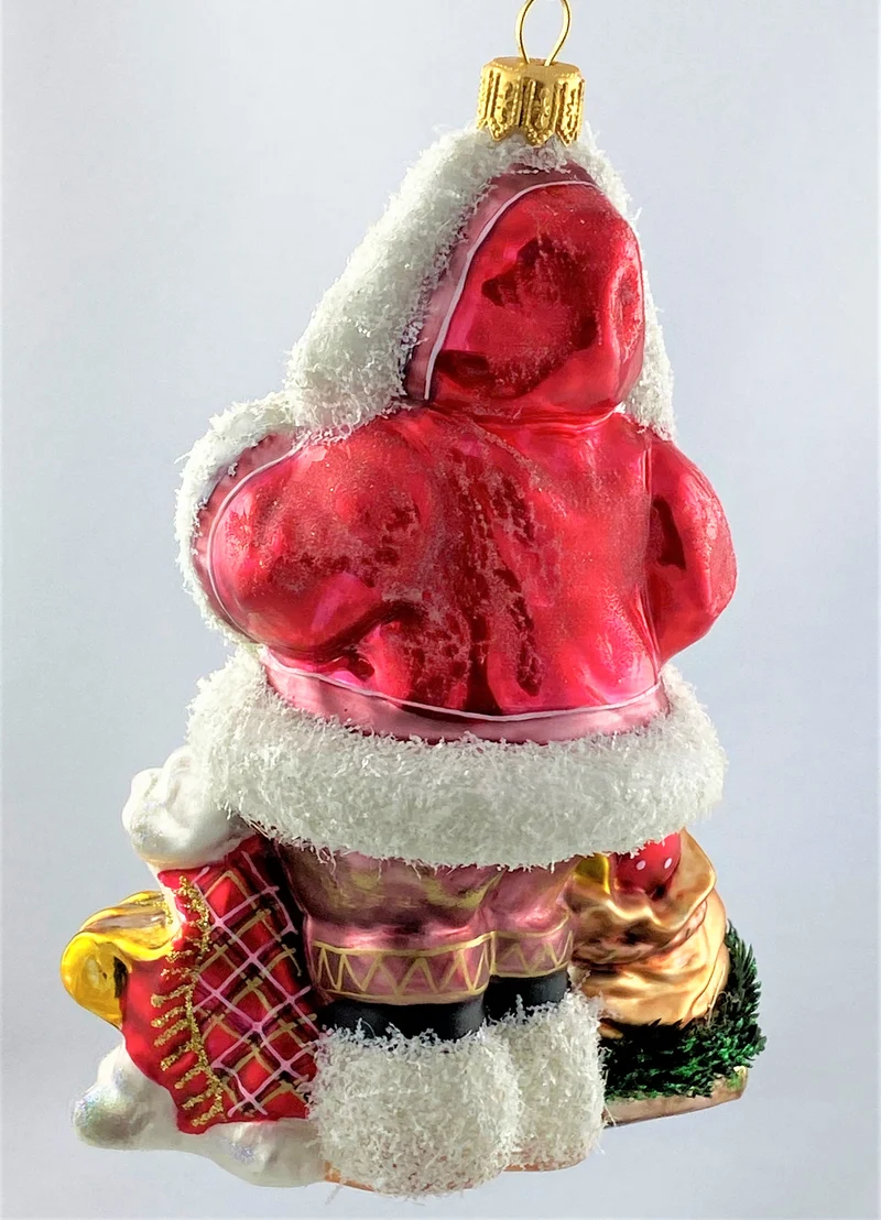 Santa ist mit dem Hund im Schneegestöber unterwegs