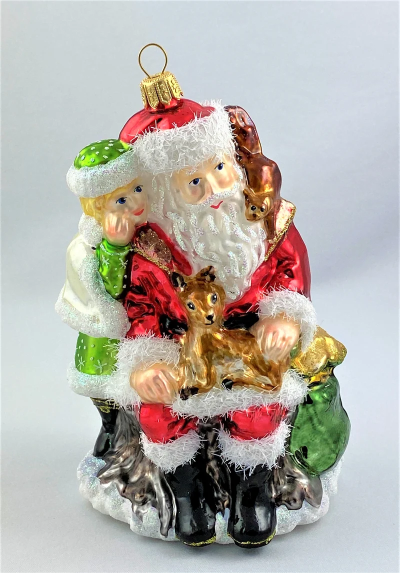 Sitzender Santa mit Mädchen und Waldtieren