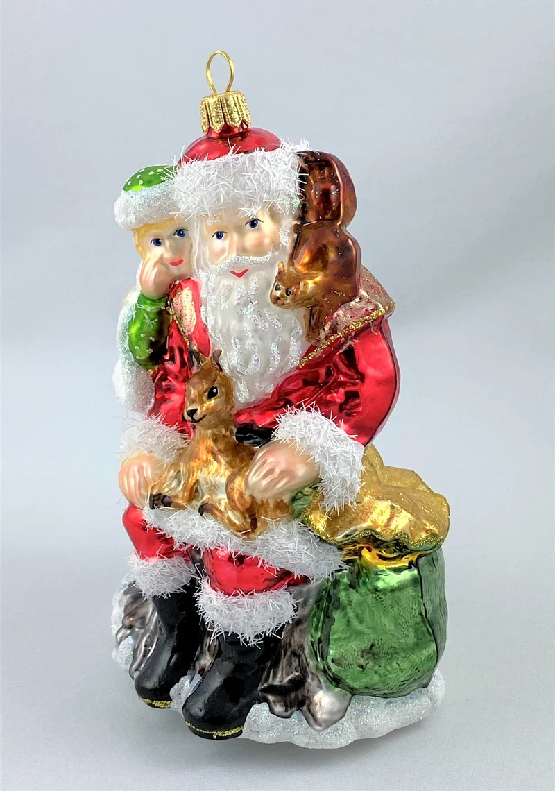 Sitzender Santa mit Mädchen und Waldtieren
