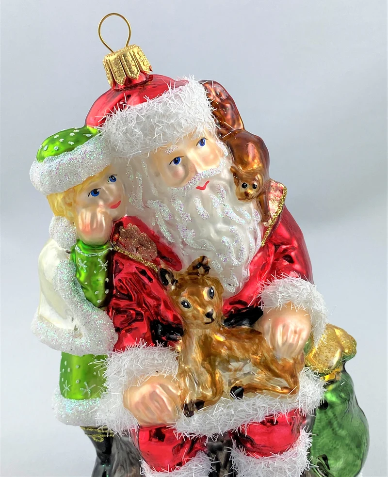Sitzender Santa mit Mädchen und Waldtieren