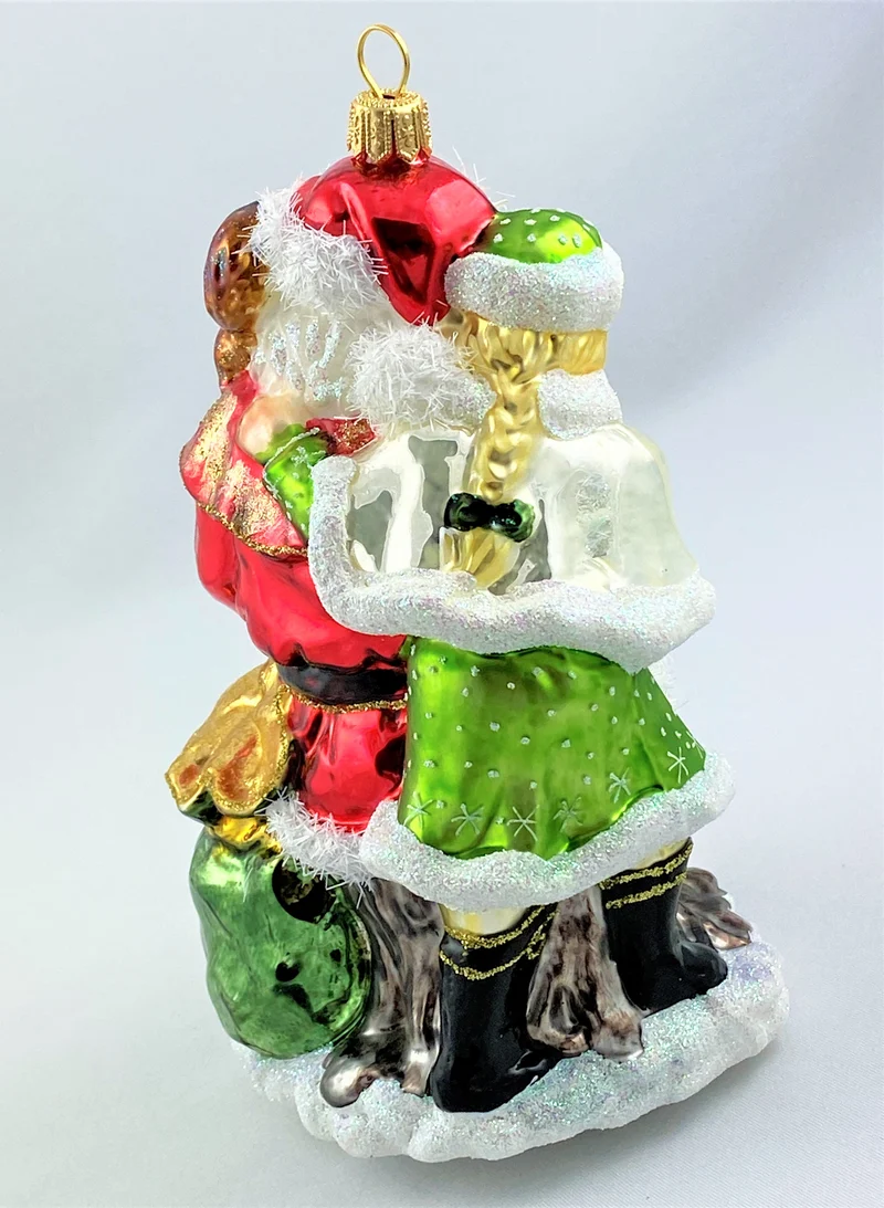 Sitzender Santa mit Mädchen und Waldtieren