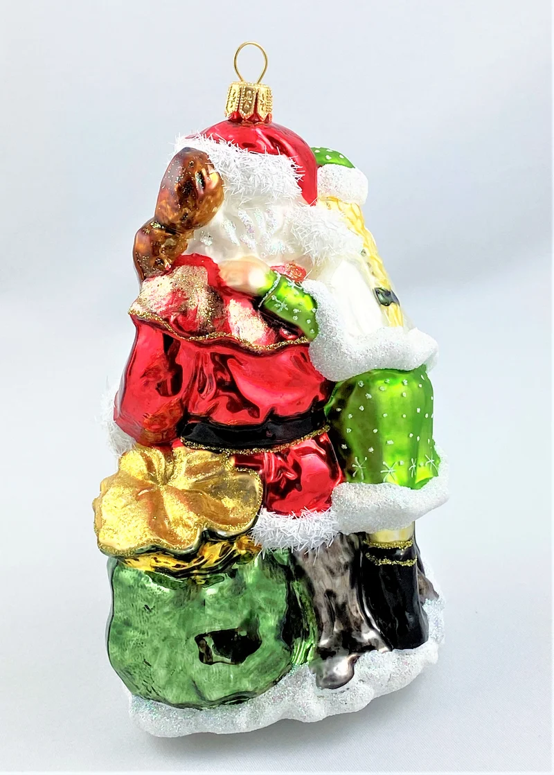 Sitzender Santa mit Mädchen und Waldtieren