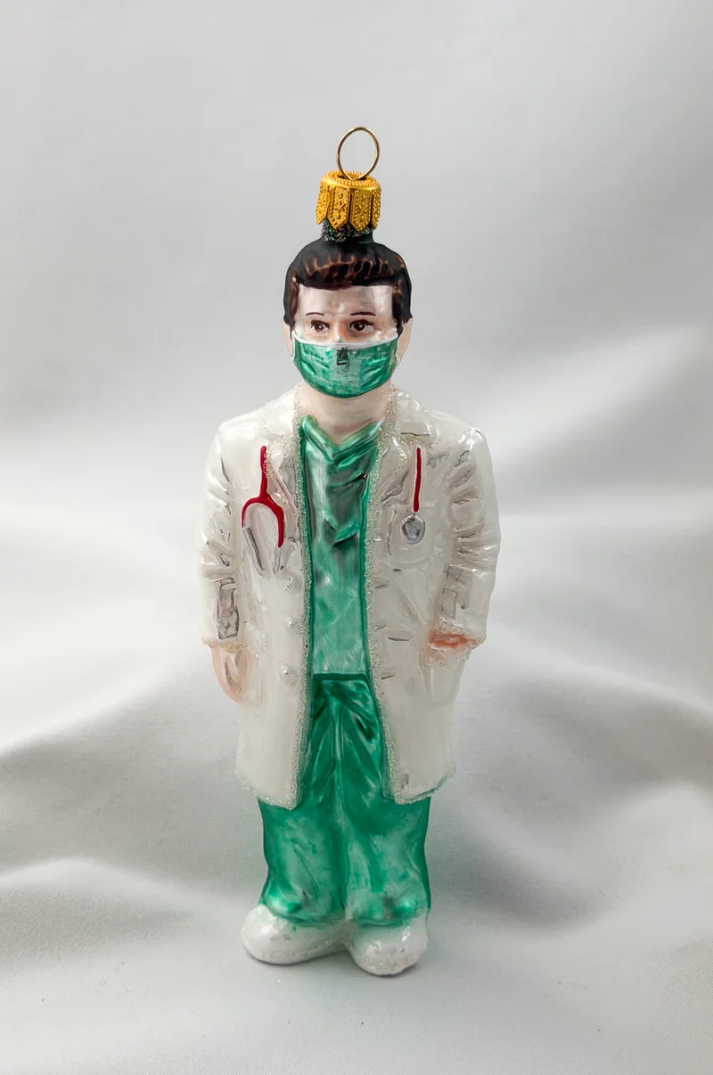 Arzt mit Hygienemaske und Stethoskop