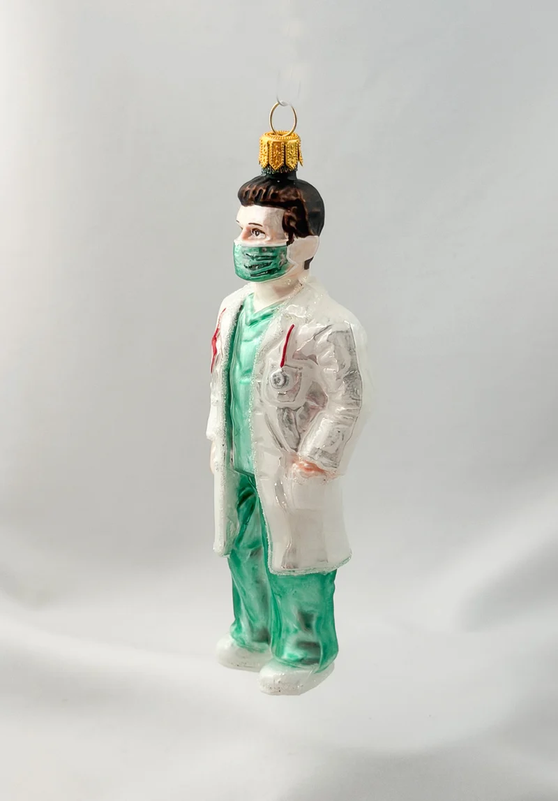 Arzt mit Hygienemaske und Stethoskop
