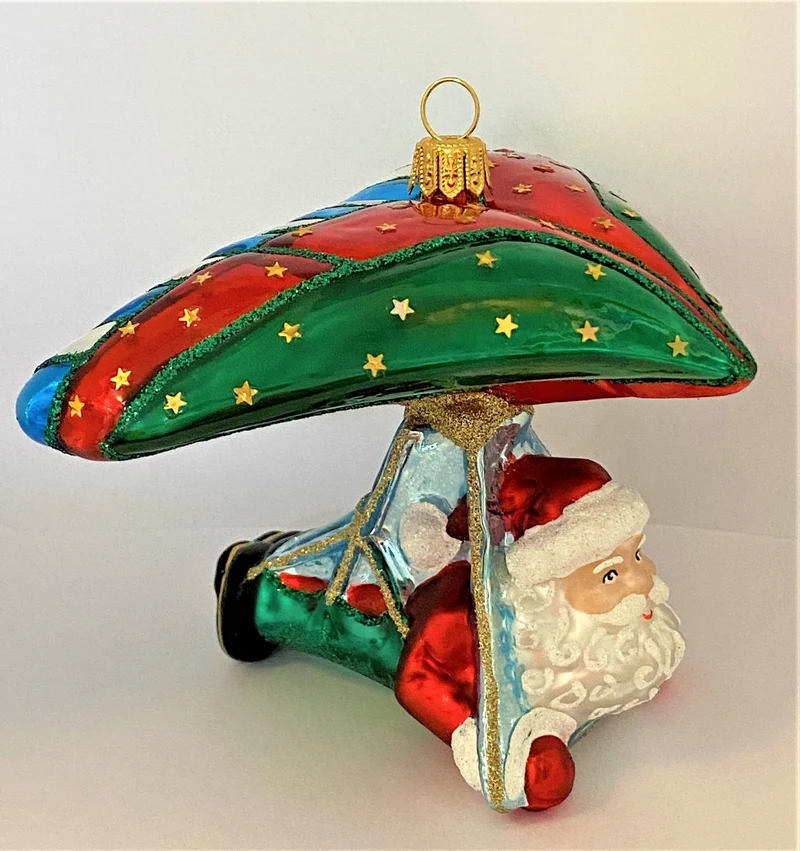 Santa ist mit dem Hängegleiter unterwegs