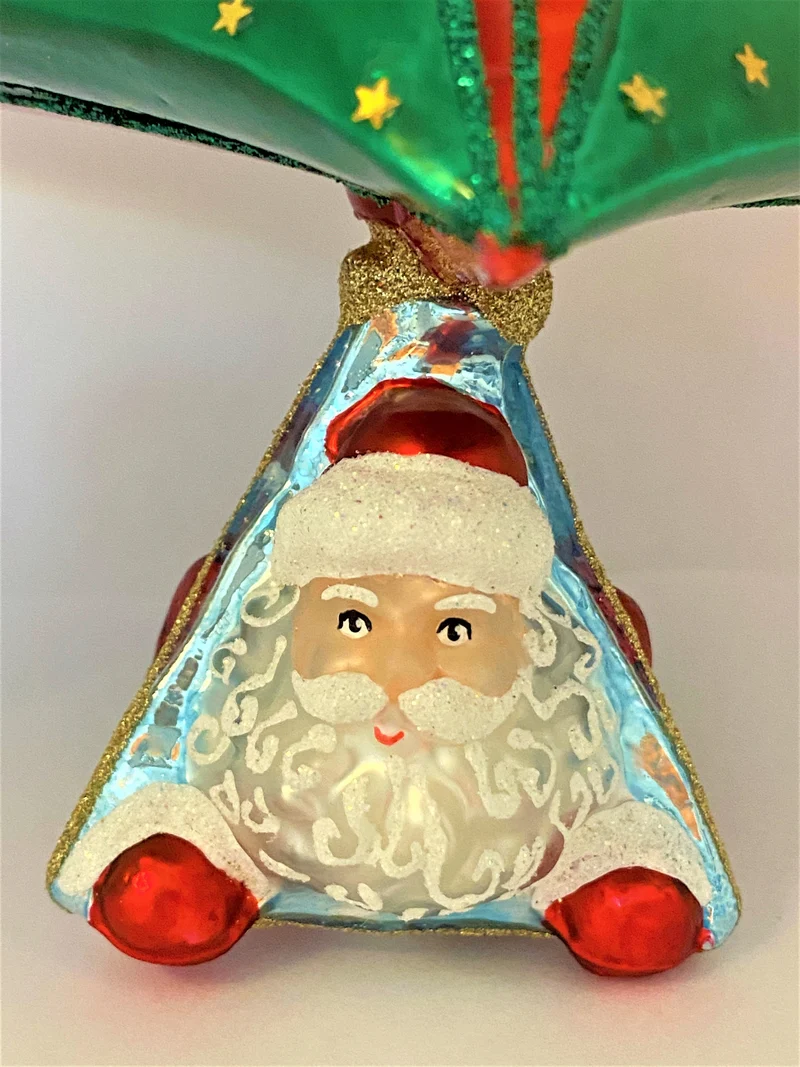 Santa ist mit dem Hängegleiter unterwegs