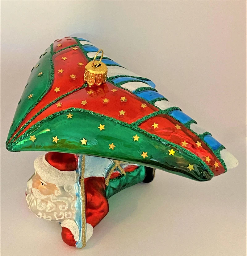 Santa ist mit dem Hängegleiter unterwegs