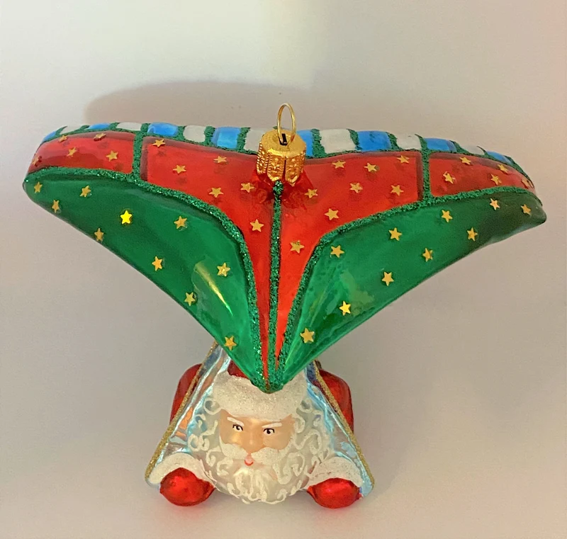 Santa ist mit dem Hängegleiter unterwegs