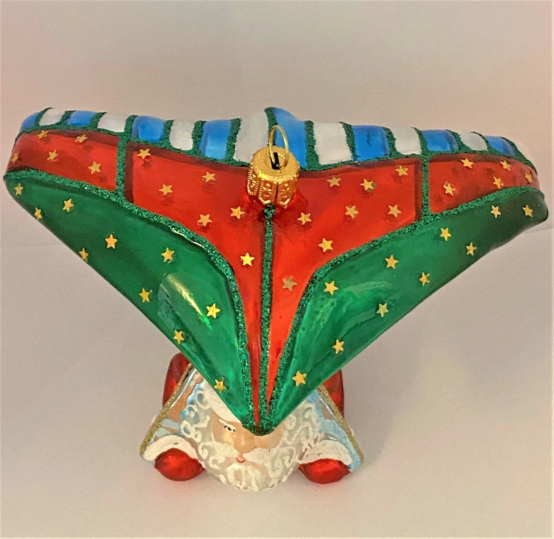 Santa ist mit dem Hängegleiter unterwegs