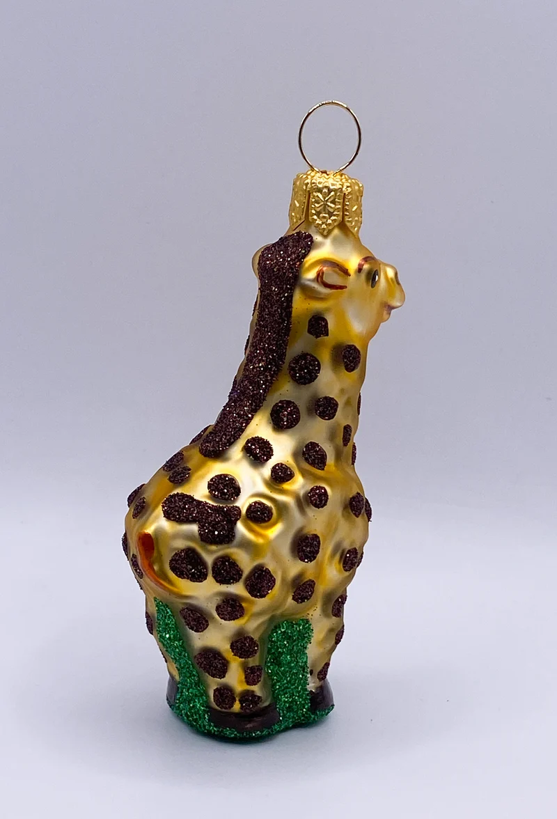 Kleine Giraffe im Gras