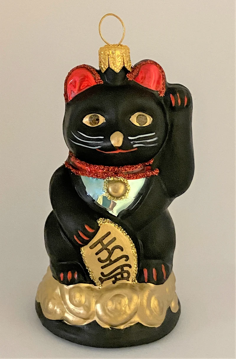 Kleine schwarze Maneki-Neko , asiatische Glückskatze
