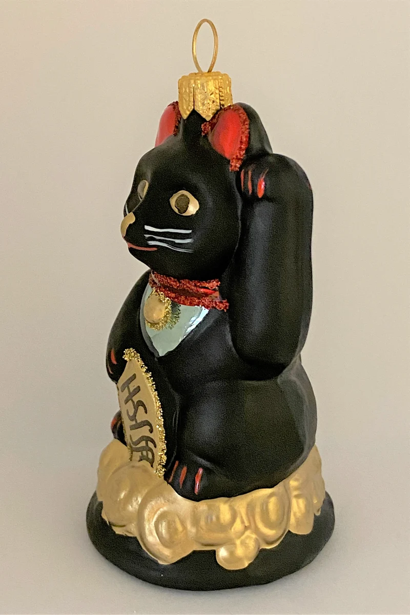Kleine schwarze Maneki-Neko , asiatische Glückskatze