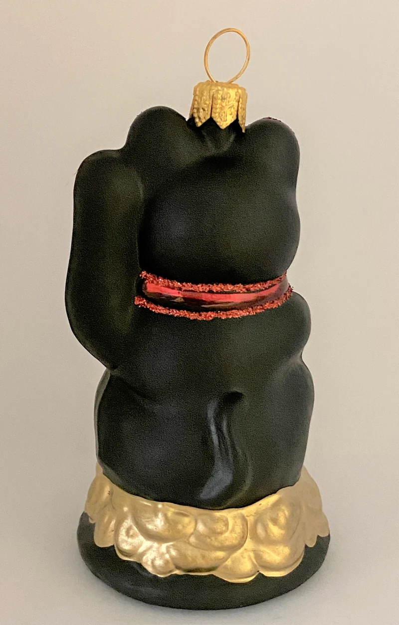 Kleine schwarze Maneki-Neko , asiatische Glückskatze