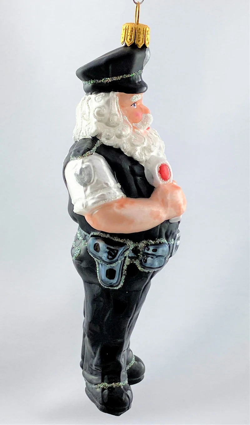 Der liebe Weihnachts-Polizist regelt den Verkehr