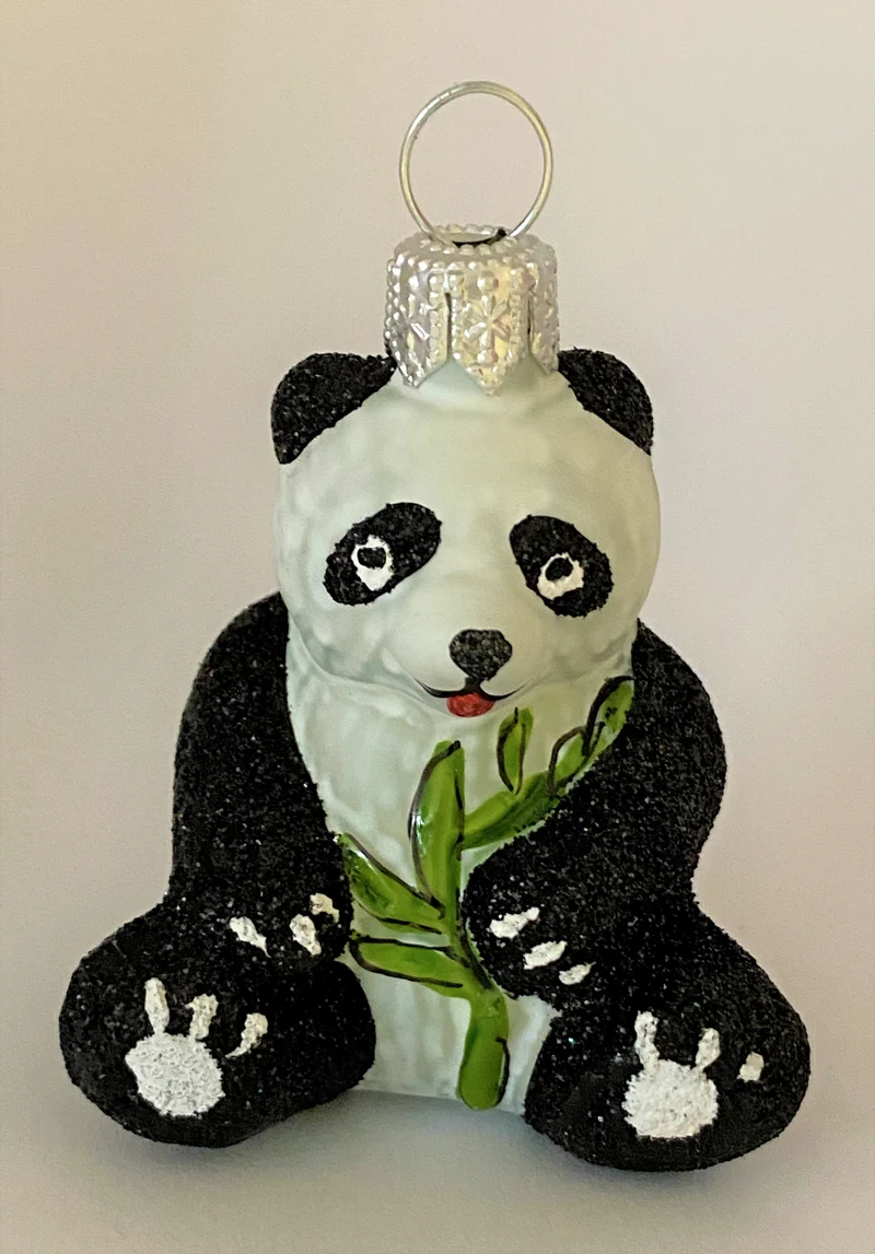 Kleiner sitzender Panda