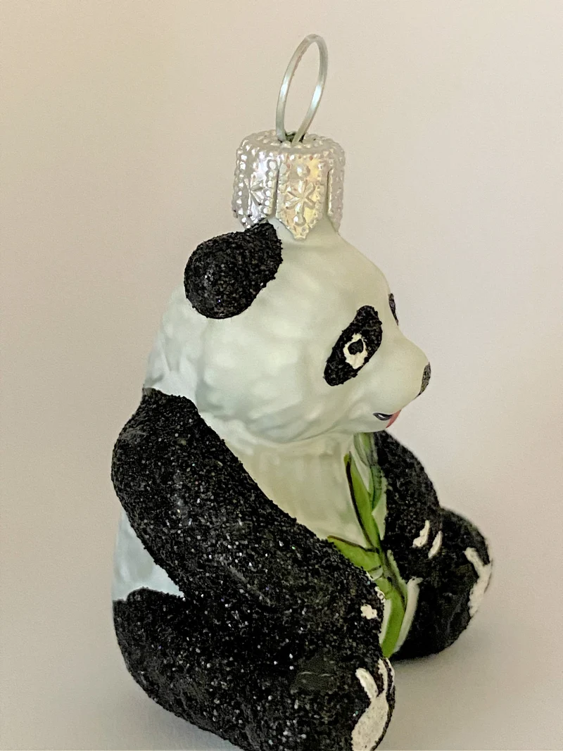 Kleiner sitzender Panda