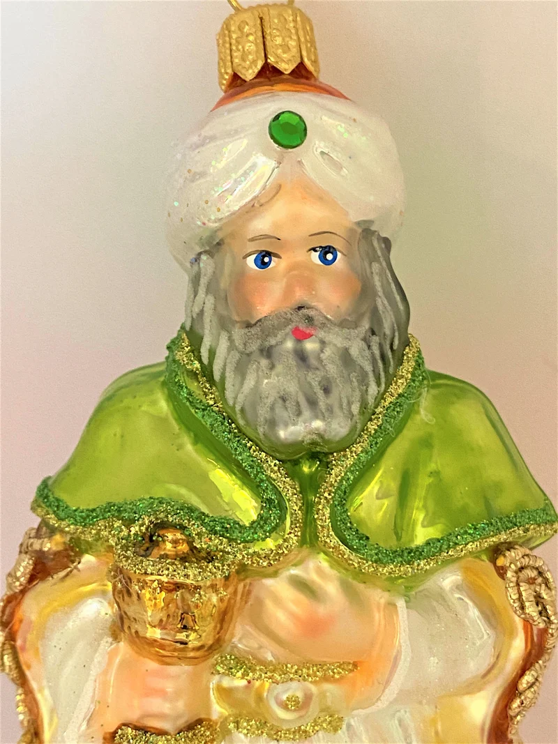 Heiliger König Balthasar bringt dem Jesuskind den Weihrauch