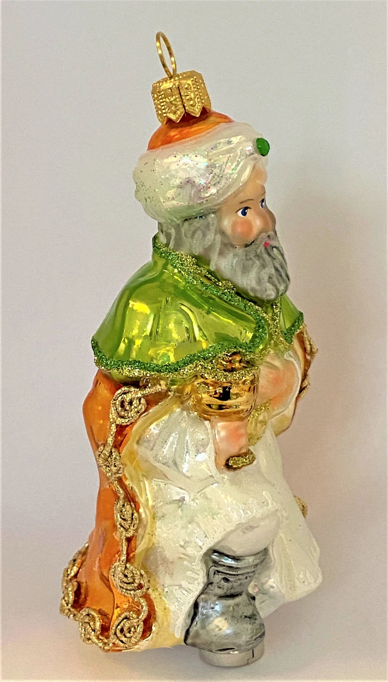 Heiliger König Balthasar bringt dem Jesuskind den Weihrauch