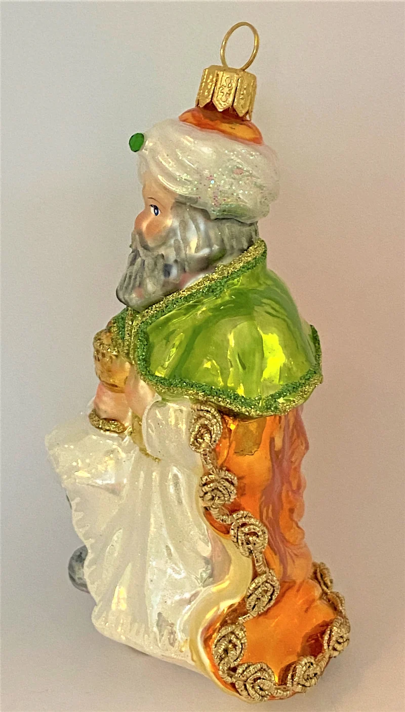 Heiliger König Balthasar bringt dem Jesuskind den Weihrauch