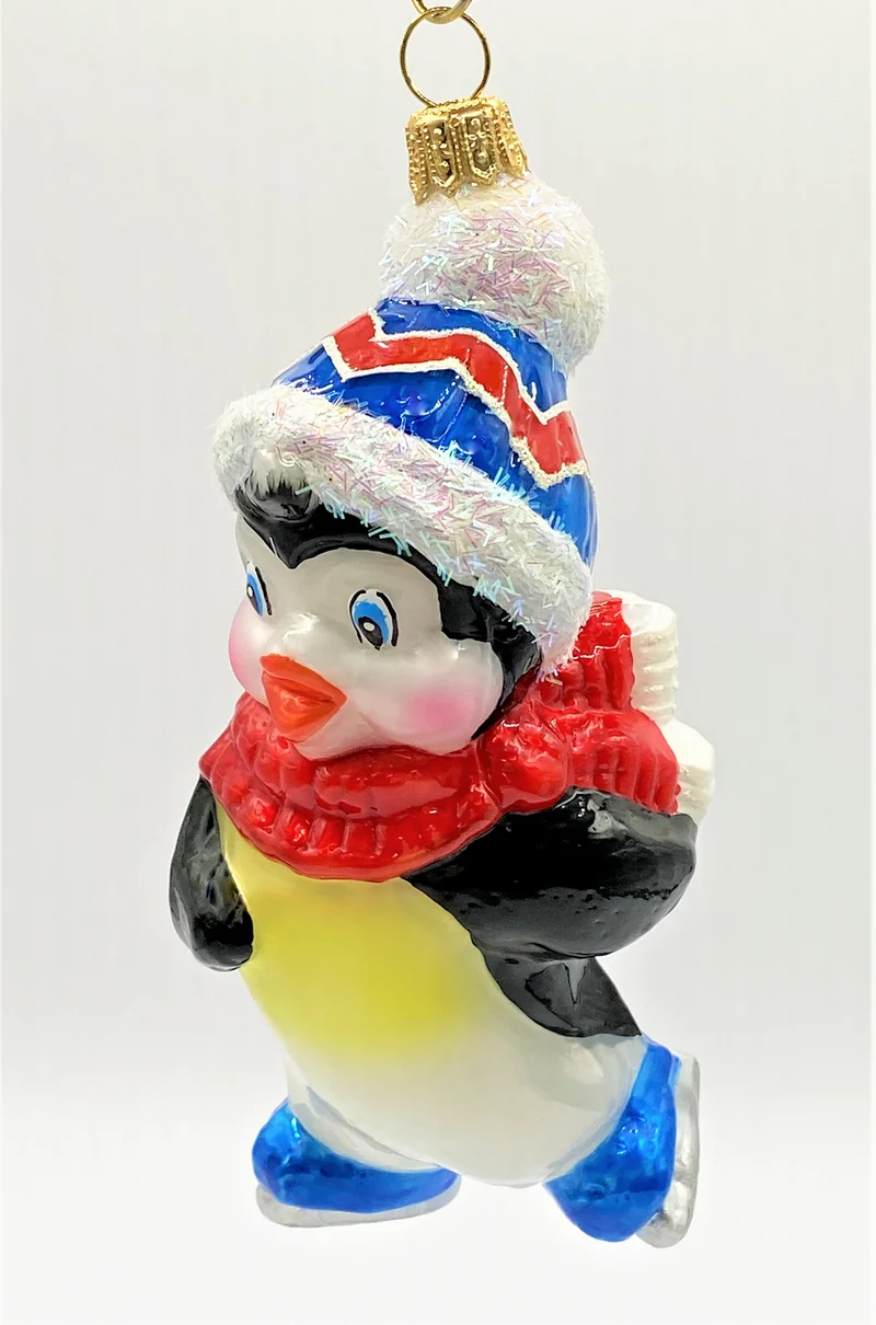 Pinguin ist mit den Schlittschuhen unterwegs