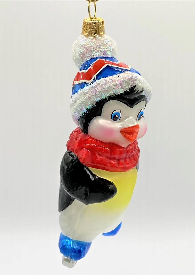 Pinguin ist mit den Schlittschuhen unterwegs
