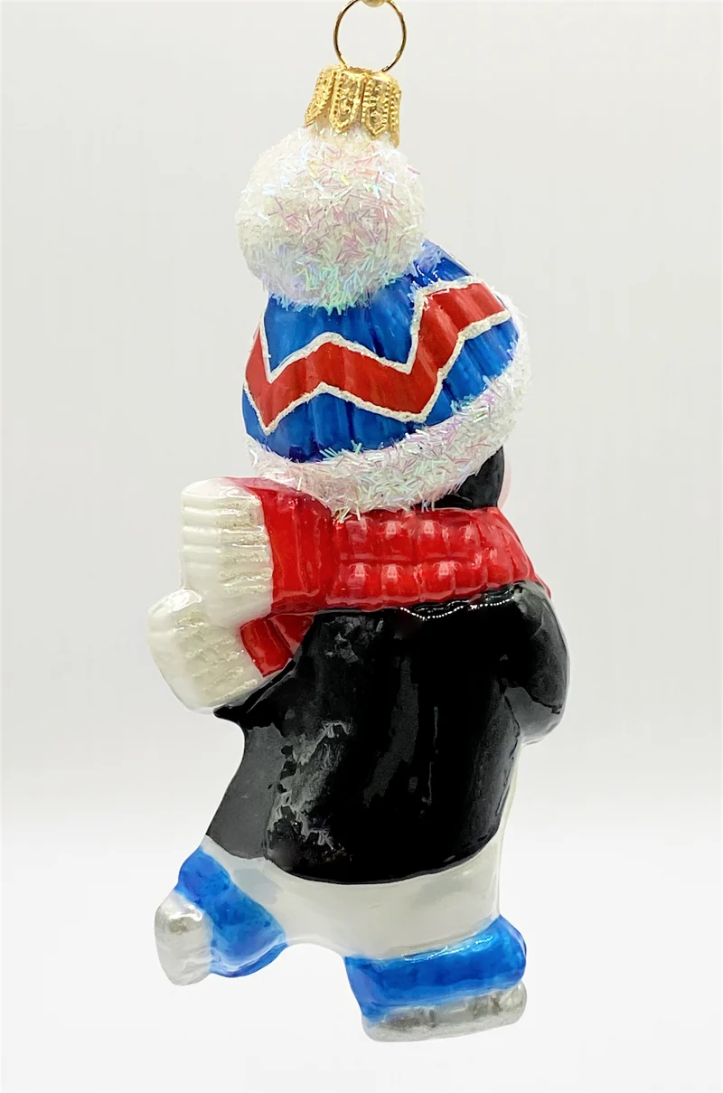 Pinguin ist mit den Schlittschuhen unterwegs