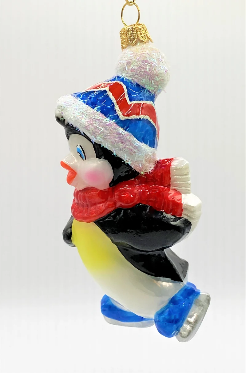 Pinguin ist mit den Schlittschuhen unterwegs