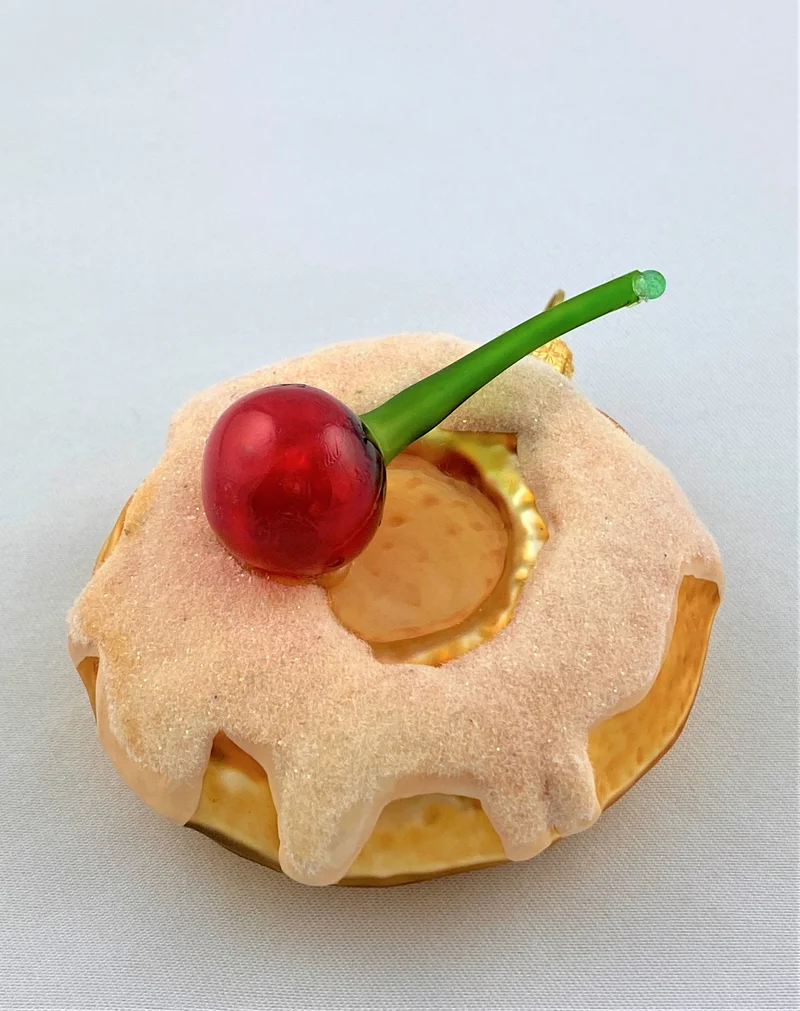 Donut mit Kirsche