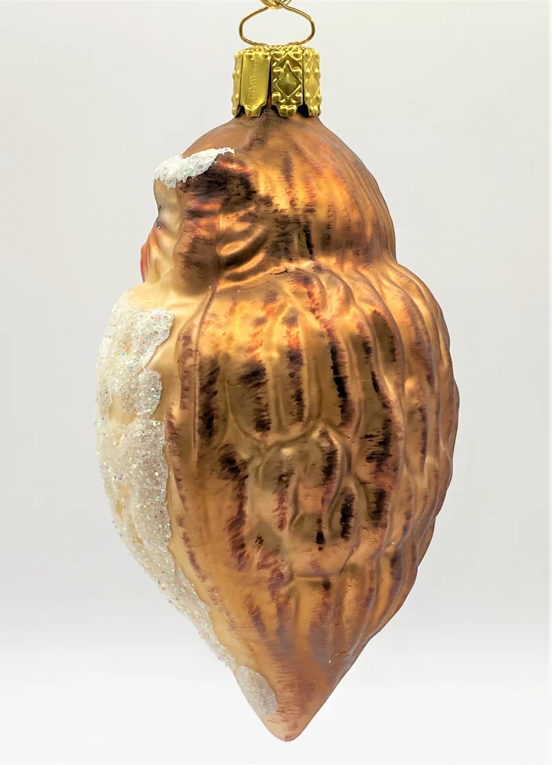 Braune Eule mit rotem Schnabel