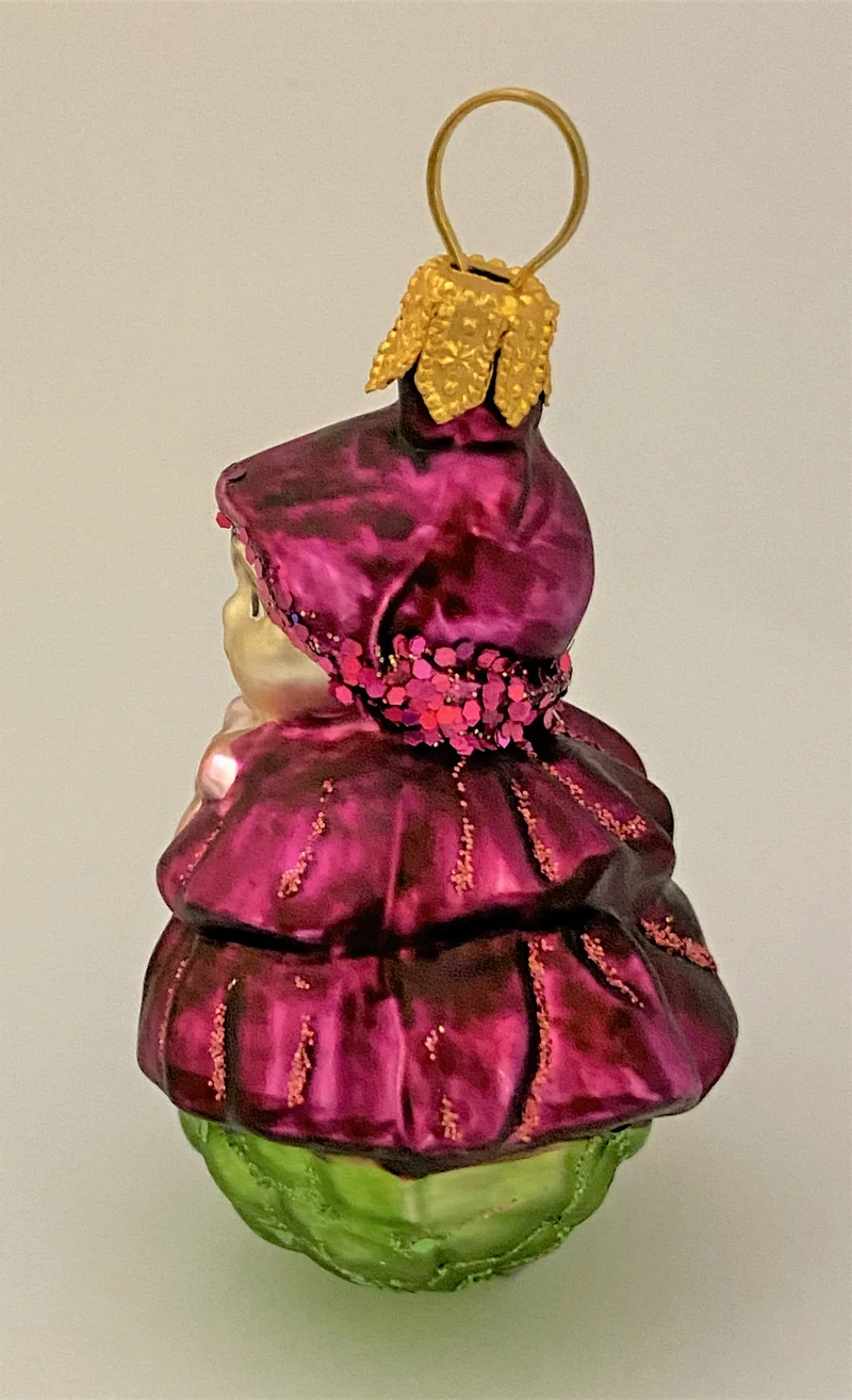 Kleiner Zapfen-Wichtel mit violettem Mantel