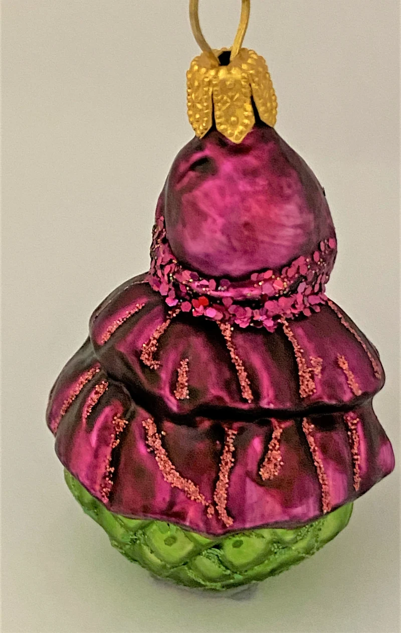 Kleiner Zapfen-Wichtel mit violettem Mantel