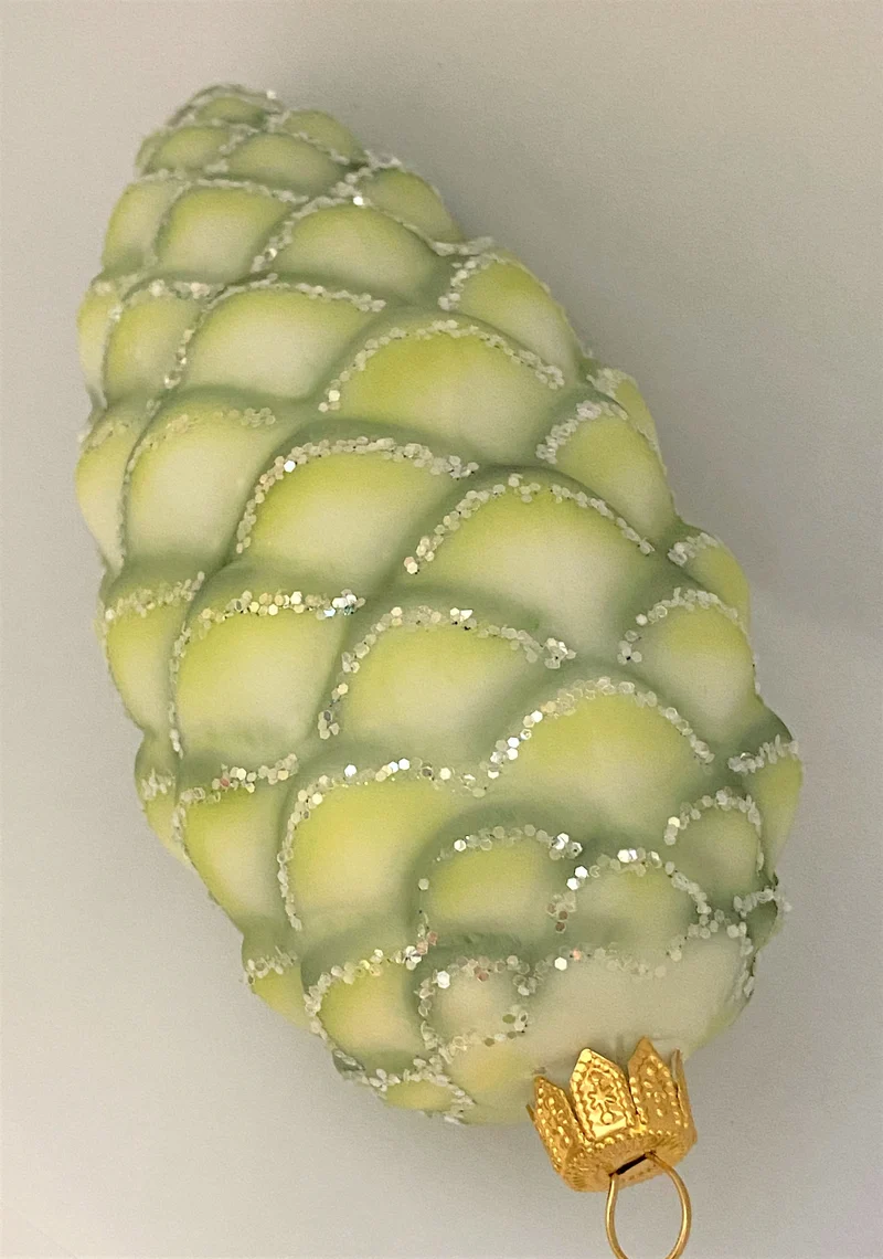 Grosser pastellgrüner Zapfen