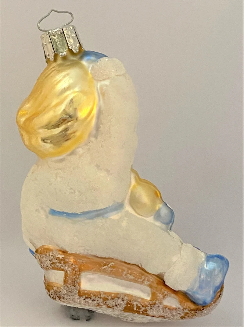 Mädchen fährt Schlitten mit der Puppe
