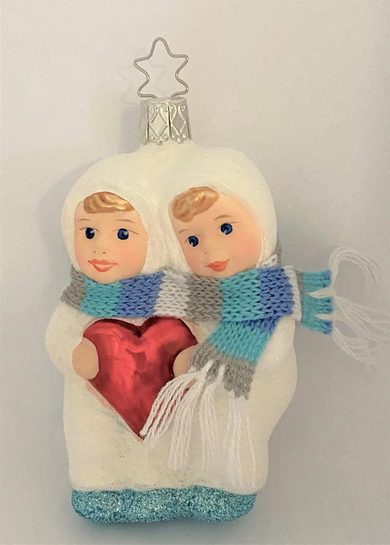 Zwei Schneekinder mit rotem Herz