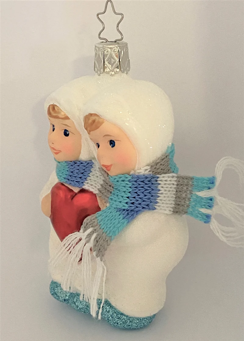 Zwei Schneekinder mit rotem Herz