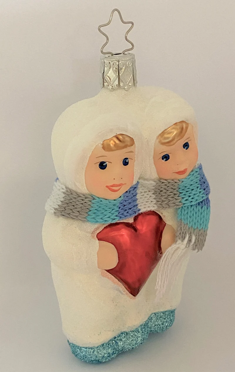 Zwei Schneekinder mit rotem Herz