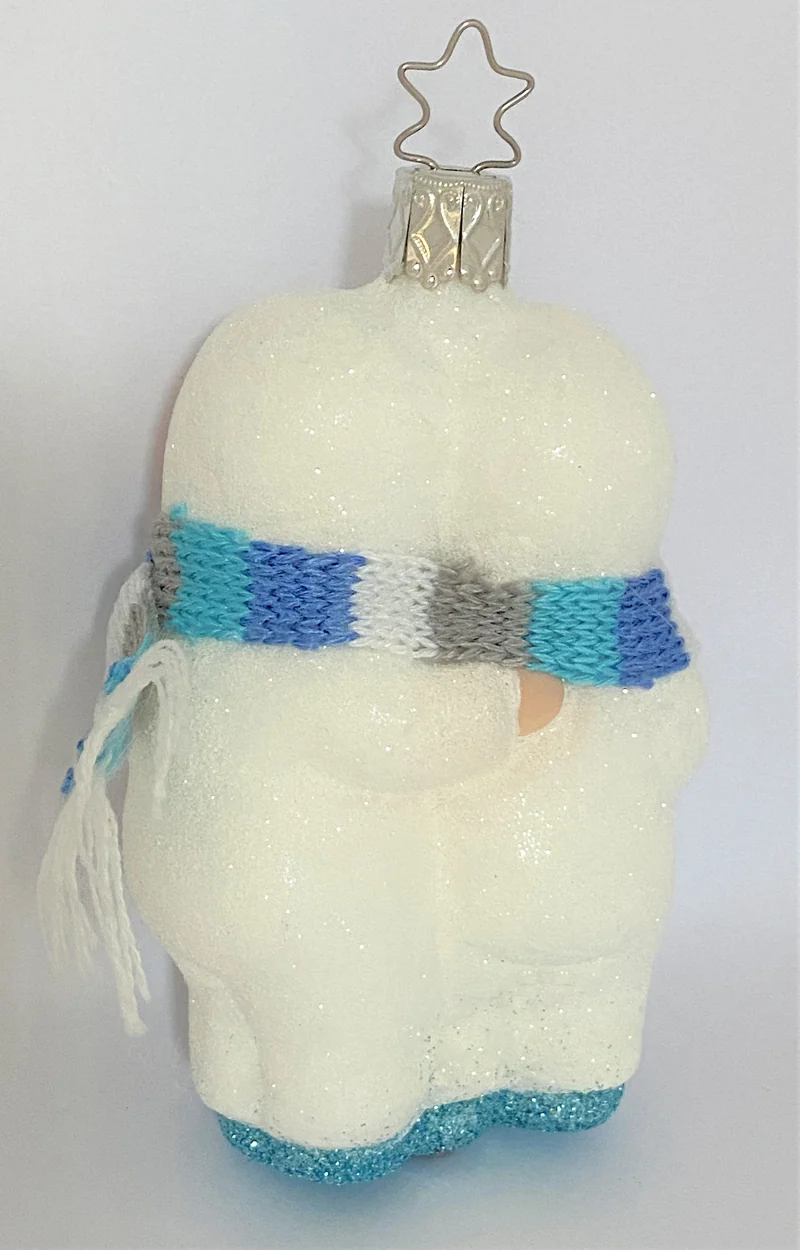 Zwei Schneekinder mit rotem Herz