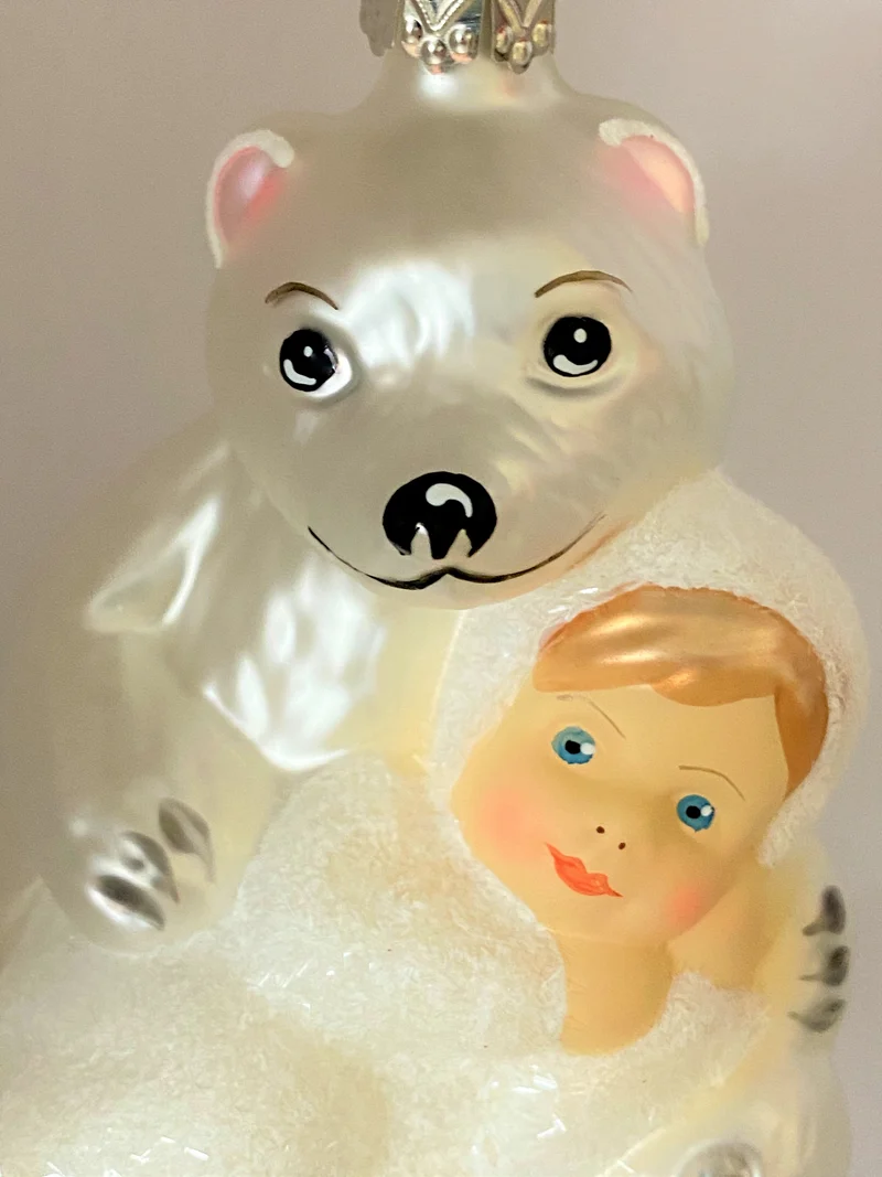 Schneekind mit dem grossen Kuschelbär