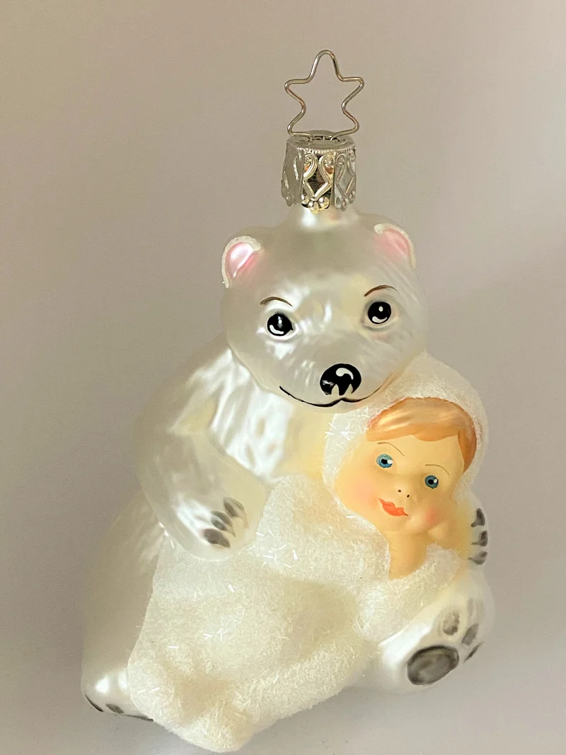 Schneekind mit dem grossen Kuschelbär
