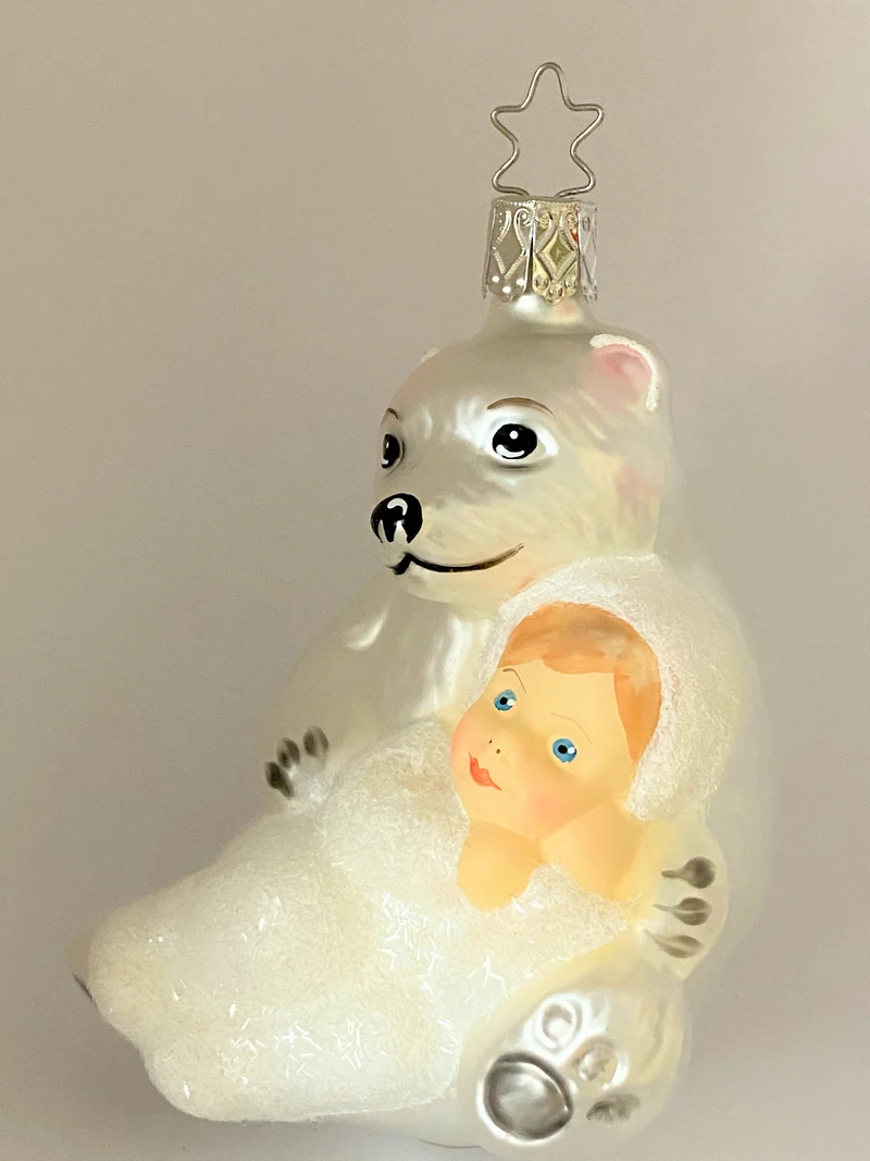 Schneekind mit dem grossen Kuschelbär