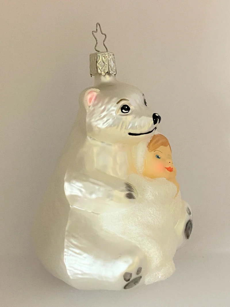 Schneekind mit dem grossen Kuschelbär