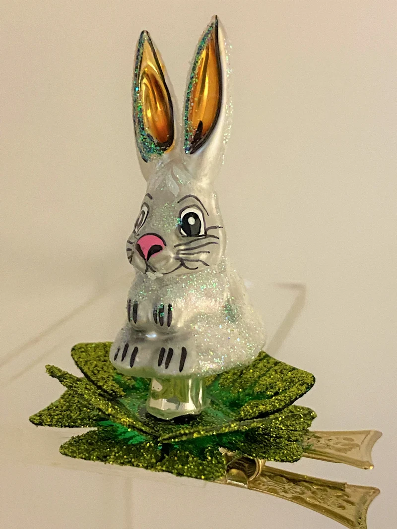Kleiner weisser Hase auf Clip