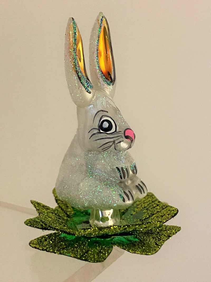 Kleiner weisser Hase auf Clip