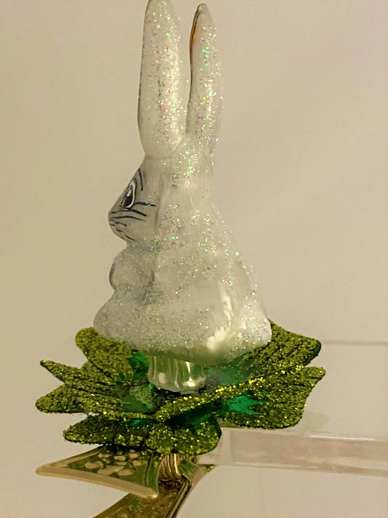 Kleiner weisser Hase auf Clip