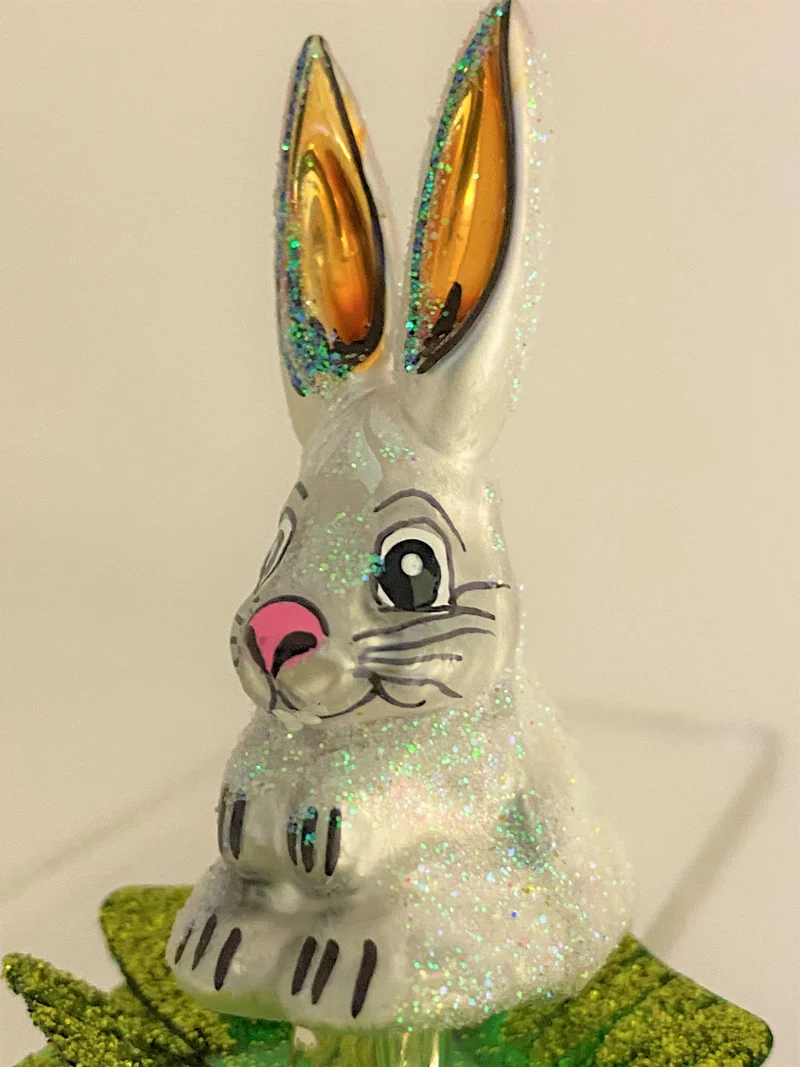 Kleiner weisser Hase auf Clip