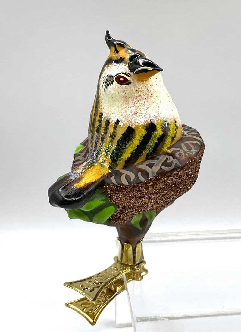 Gestreifter Vogel im Nest